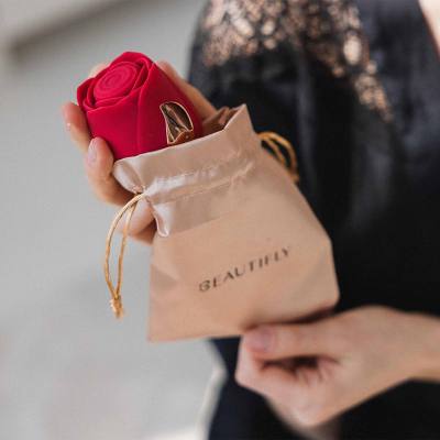 ΣΥΣΚΕΥΗ SELF PLEASURE ΜΕ ΜΟΝΤΕΡΝΟ ΣΧΕΔΙΟ